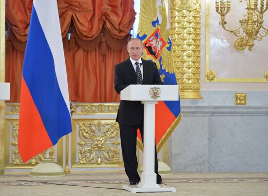 Vladimir Putin presents Order of Parental Glory to parents of many children
