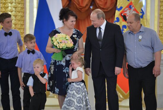 Vladimir Putin presents Order of Parental Glory to parents of many children