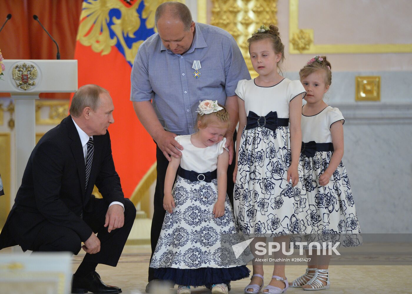 Vladimir Putin presents Order of Parental Glory to parents of many children