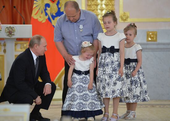Vladimir Putin presents Order of Parental Glory to parents of many children