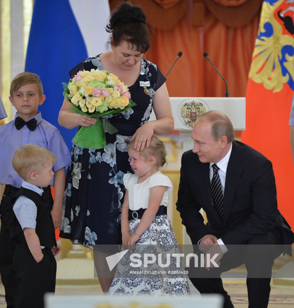 Vladimir Putin presents Order of Parental Glory to parents of many children