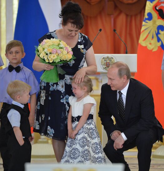 Vladimir Putin presents Order of Parental Glory to parents of many children