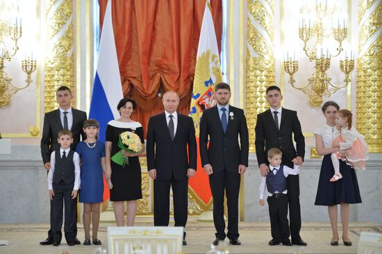 Vladimir Putin presents Order of Parental Glory to parents of many children