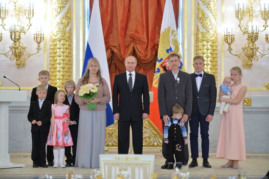Vladimir Putin presents Order of Parental Glory to parents of many children