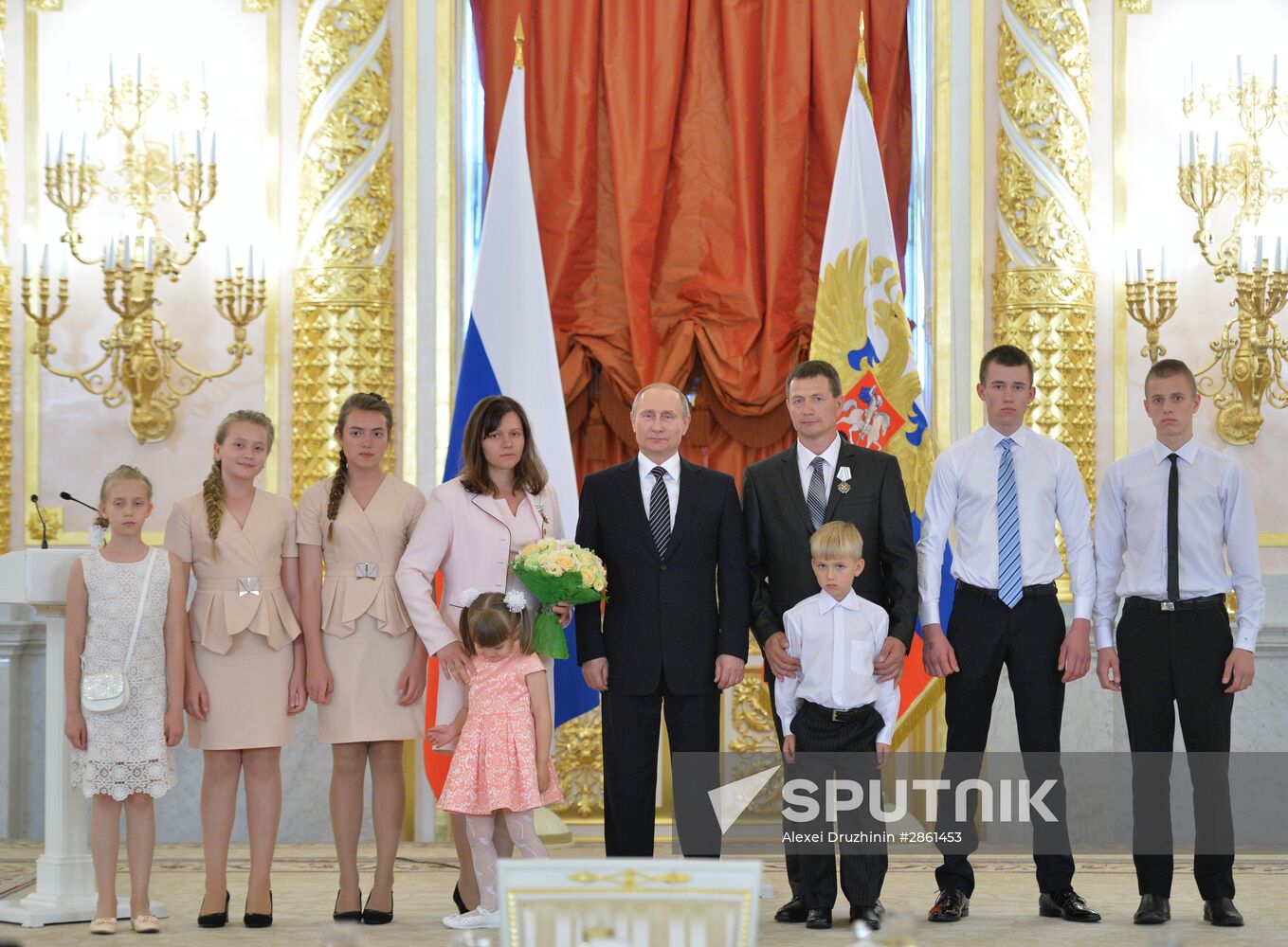 Vladimir Putin presents Order of Parental Glory to parents of many children