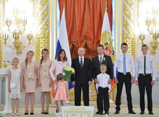 Vladimir Putin presents Order of Parental Glory to parents of many children