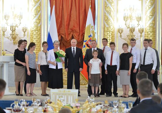 Vladimir Putin presents Order of Parental Glory to parents of many children