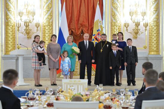 Vladimir Putin presents Order of Parental Glory to parents of many children