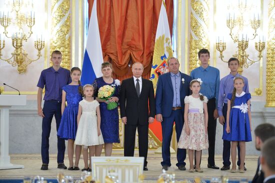 Vladimir Putin presents Order of Parental Glory to parents of many children