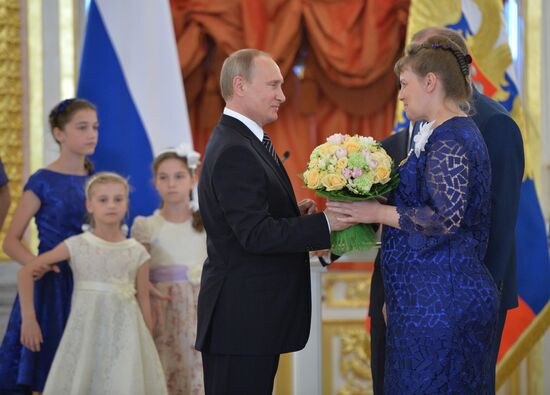 Vladimir Putin presents Order of Parental Glory to parents of many children