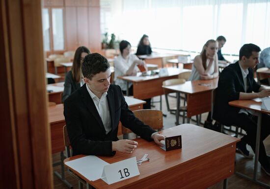 Russian students take final state exam in math