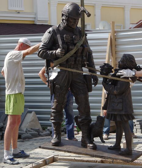 Installing monument to "polite people" in Simferopol