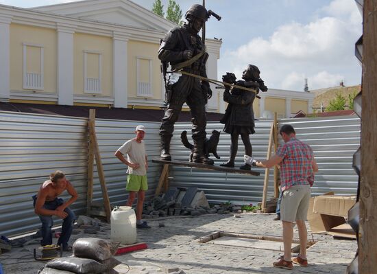 Installing monument to "polite people" in Simferopol
