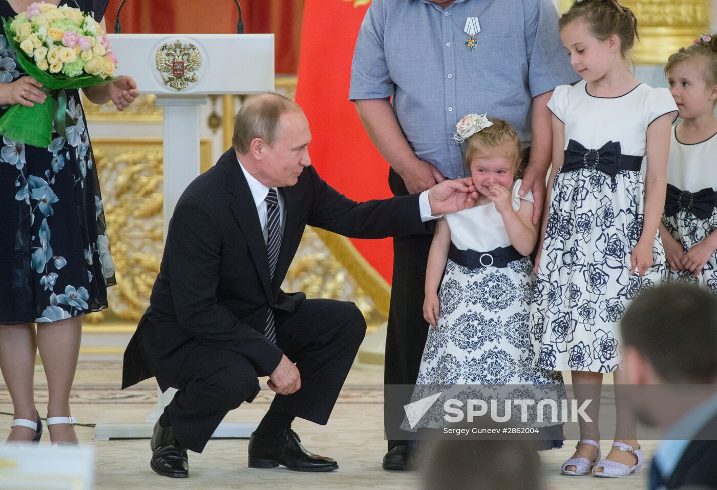 Vladimir Putin presents Order of Parental Glory to parents of many children