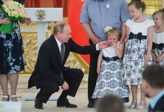 Vladimir Putin presents Order of Parental Glory to parents of many children