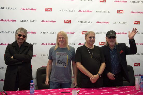 Autograph seesion by Deep Purple group