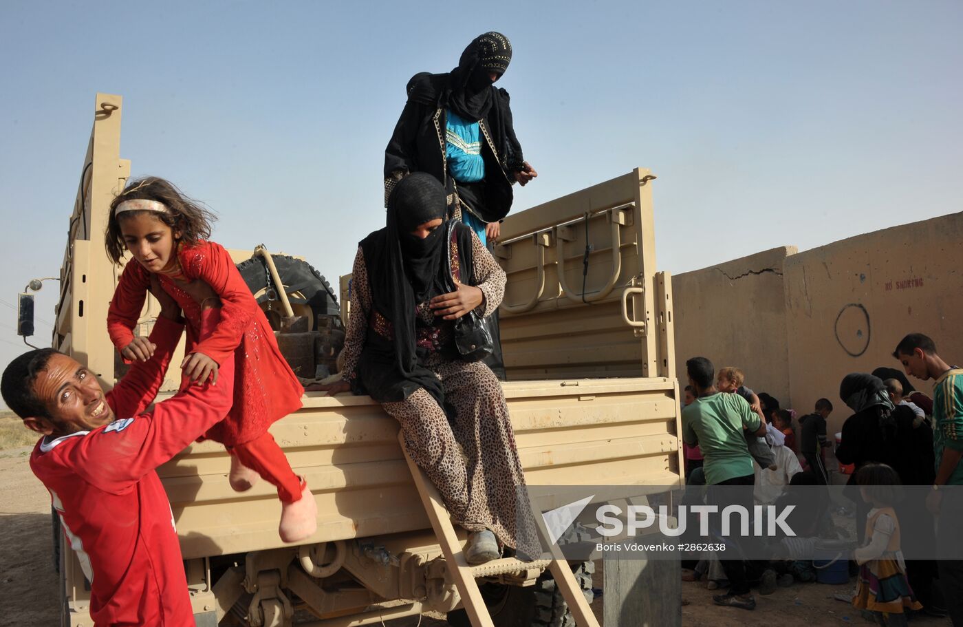 Refugees from ISIS-occupied areas come to Kirkuk in Iraq