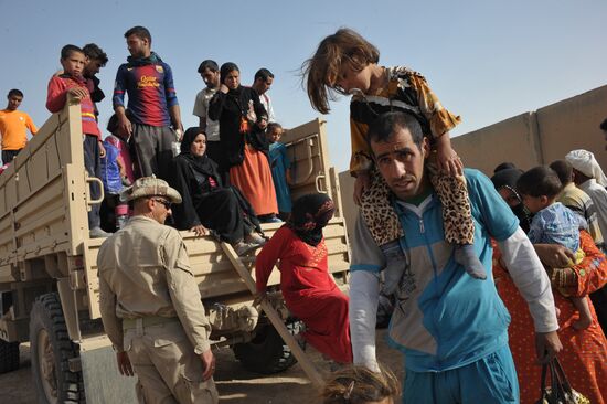 Refugees from ISIS-occupied areas come to Kirkuk in Iraq