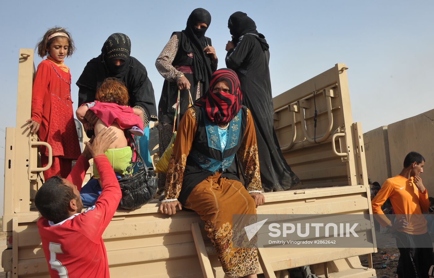 Refugees from ISIS-occupied areas come to Kirkuk in Iraq