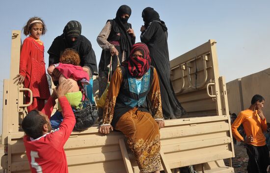 Refugees from ISIS-occupied areas come to Kirkuk in Iraq