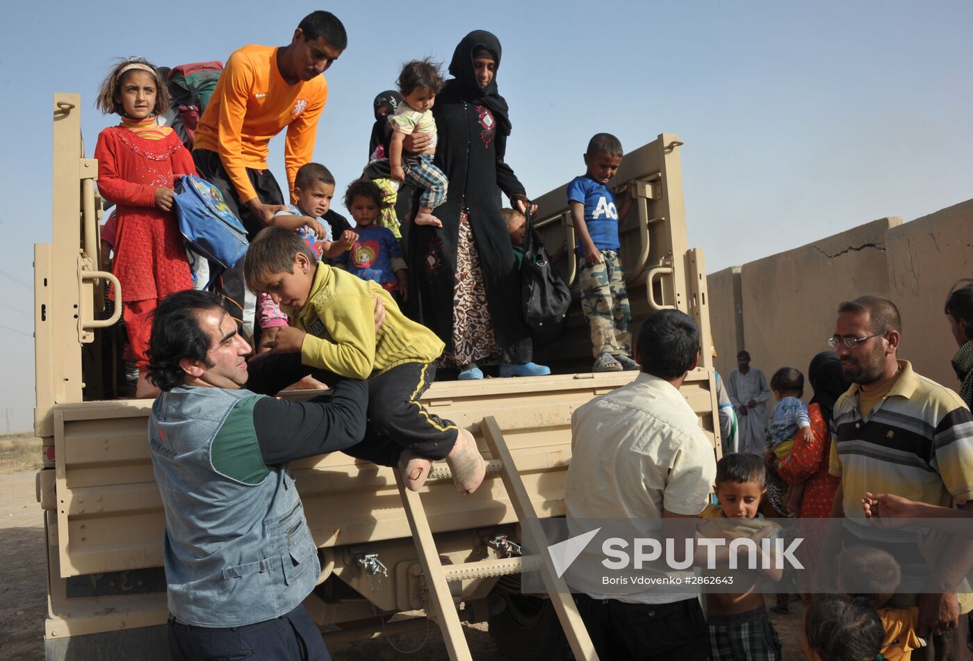 Refugees from ISIS-occupied areas come to Kirkuk in Iraq