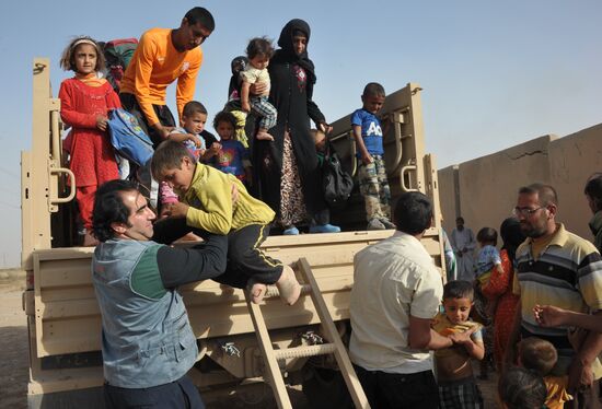 Refugees from ISIS-occupied areas come to Kirkuk in Iraq