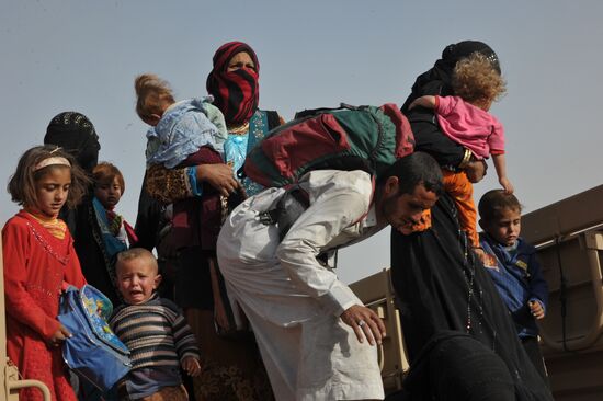 Refugees from ISIL-occupied lands come to Kirkuk in Iraq