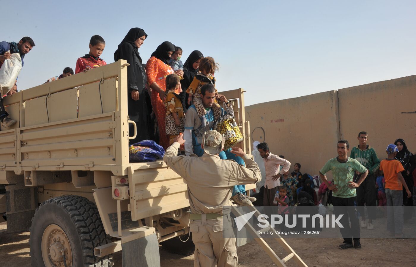 Refugees from ISIS-occupied areas come to Kirkuk in Iraq