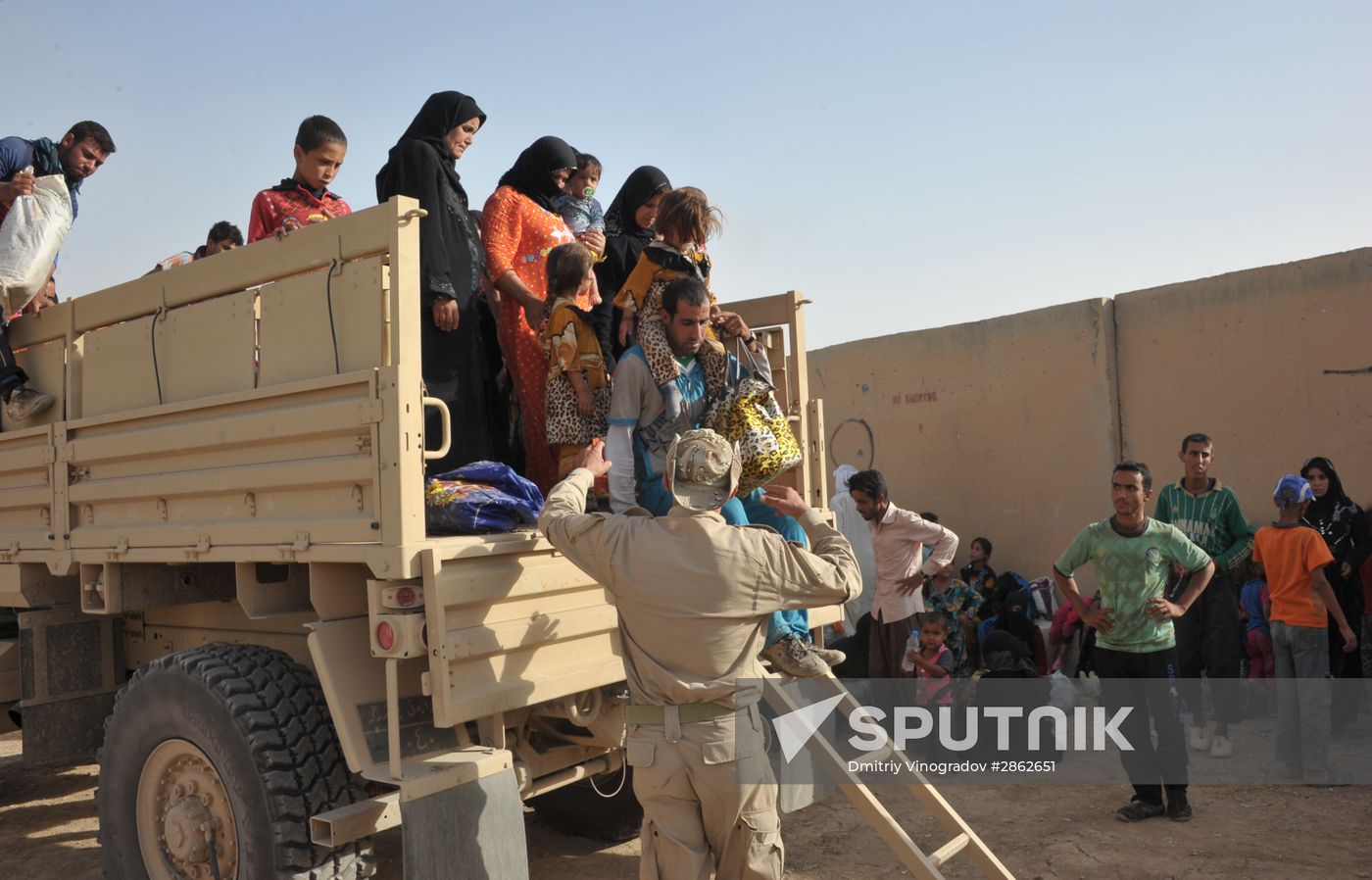 Refugees from ISIS-occupied areas come to Kirkuk in Iraq
