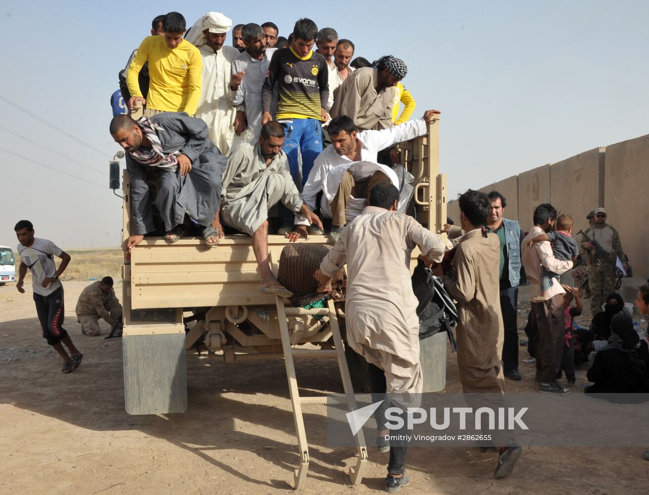 Refugees from ISIS-occupied areas come to Kirkuk in Iraq