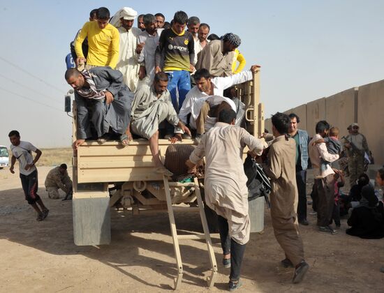 Refugees from ISIS-occupied areas come to Kirkuk in Iraq