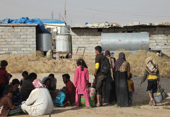 Refugees from ISIL-occupied lands come to Kirkuk in Iraq