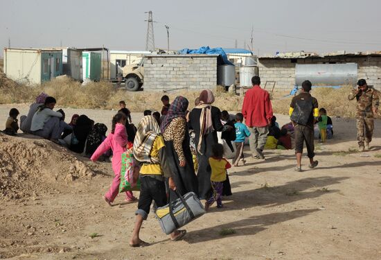 Refugees from ISIL-occupied lands come to Kirkuk in Iraq