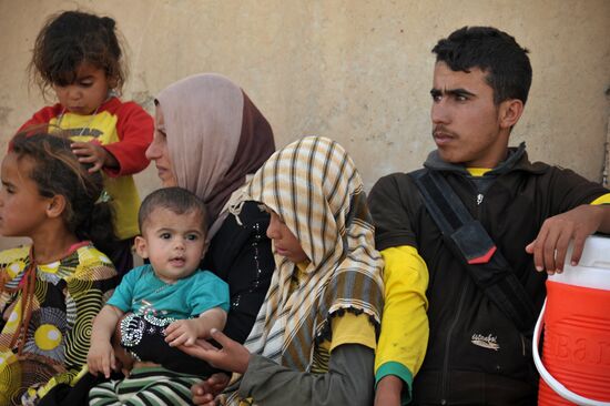 Refugees from ISIL-occupied lands come to Kirkuk in Iraq