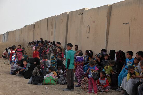 Refugees from ISIL-occupied lands come to Kirkuk in Iraq
