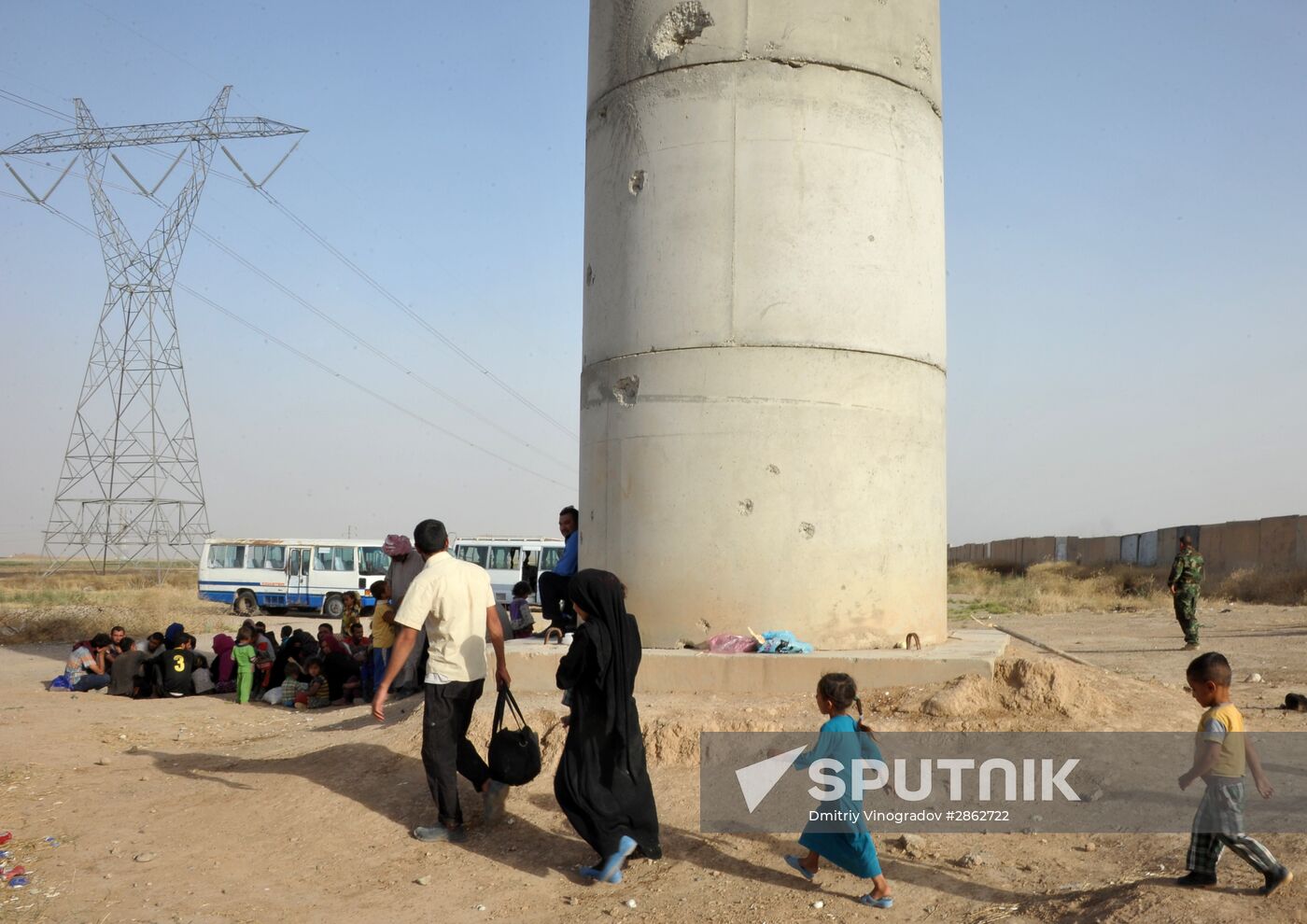 Refugees from ISIL-occupied lands come to Kirkuk in Iraq