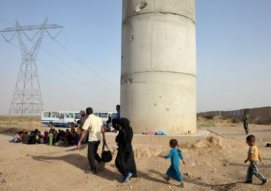 Refugees from ISIL-occupied lands come to Kirkuk in Iraq
