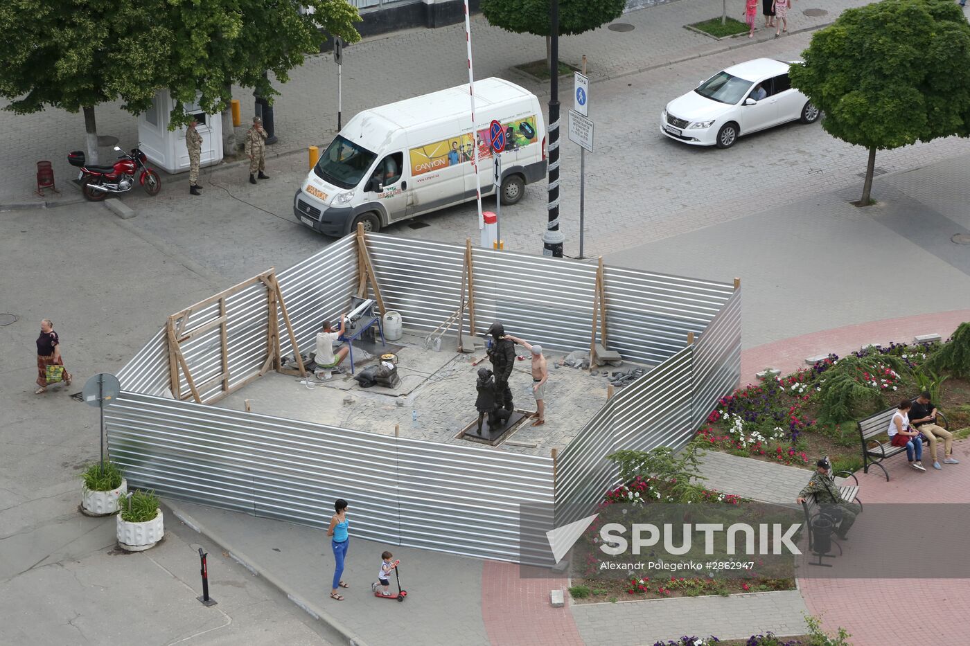 Installing the "Polite People" monument in Simferopol