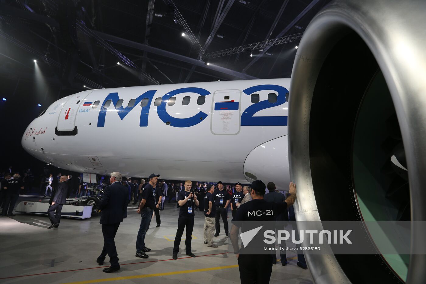 Presentation of MC-21-300 mid-range aircraft