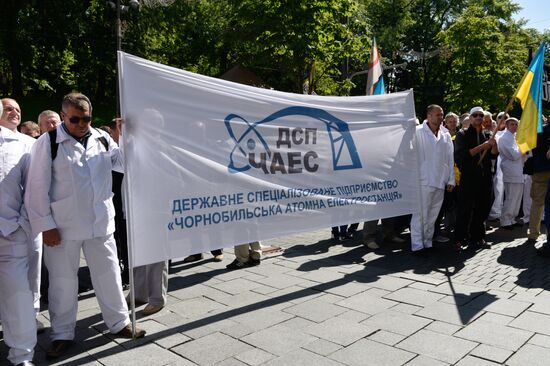 Chernobyl area employees protest in Kiev