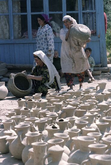 Making crockery in Turkmenia