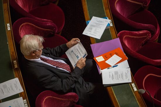 French Senate votes to ease sanctions against Russia