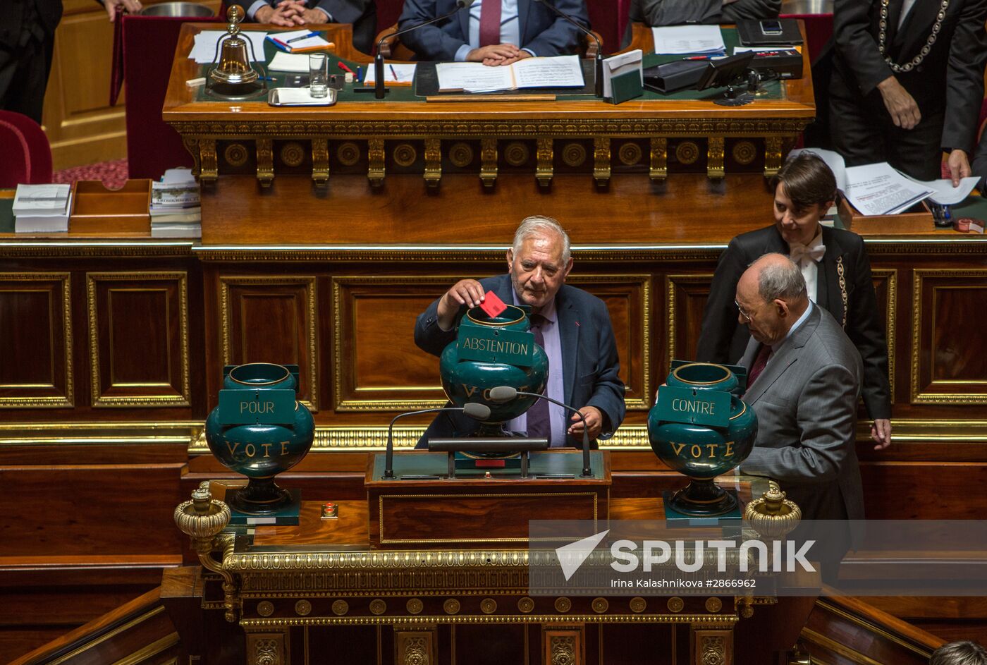 French Senate votes to ease sanctions against Russia
