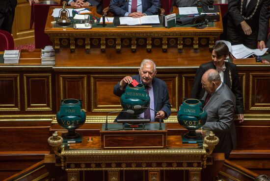 French Senate votes to ease sanctions against Russia