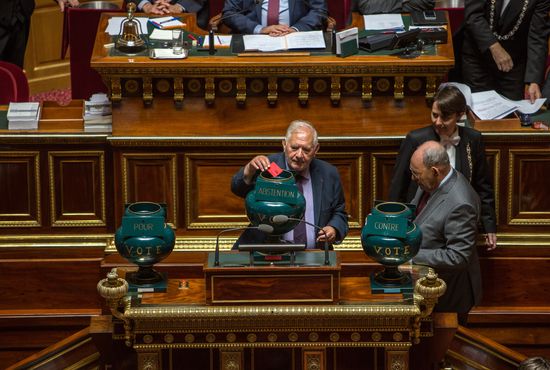 French Senate votes to ease sanctions against Russia