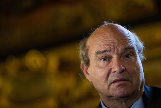 French Senate votes to ease sanctions against Russia