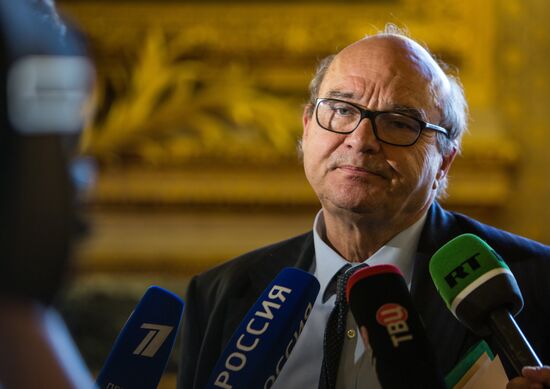 French Senate votes to ease sanctions against Russia