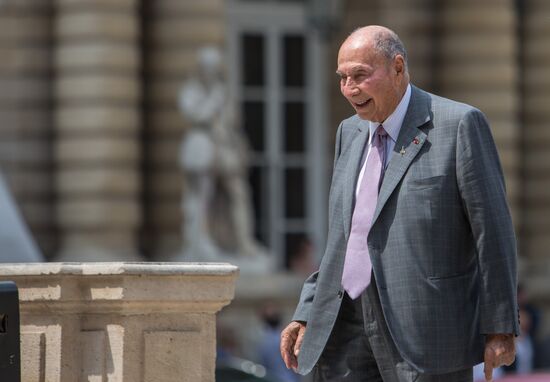 French Senate votes to ease sanctions against Russia