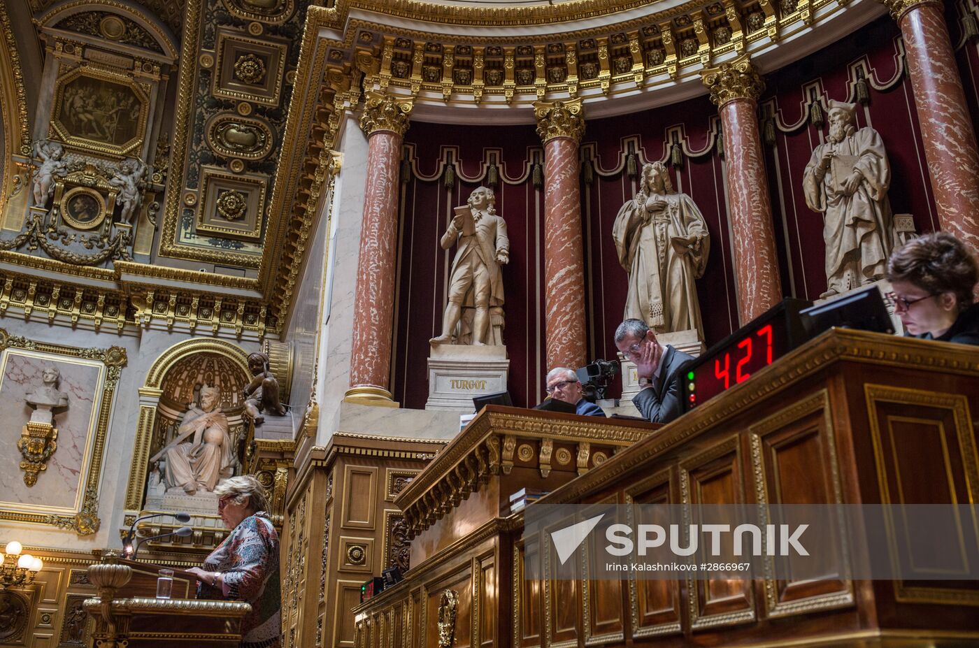 French Senate votes to ease sanctions against Russia