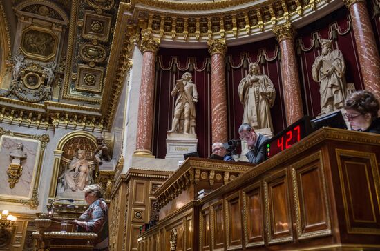 French Senate votes to ease sanctions against Russia